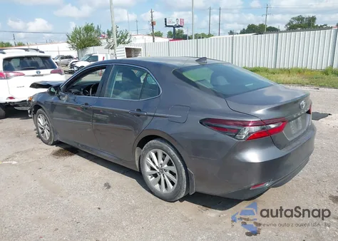 2021 Toyota Camry Le z USA, uszkodzony, nr VIN 4T1C11AK1MU541021